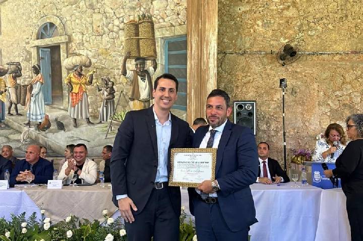 Dr. Carlos Lube recebe o título de Cidadão Mangaratibense no aniversário da cidade