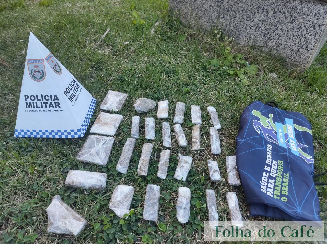 Piraí - Polícia Militar apreende tabletes de maconha em casa abandonada no Bairro do Asilo