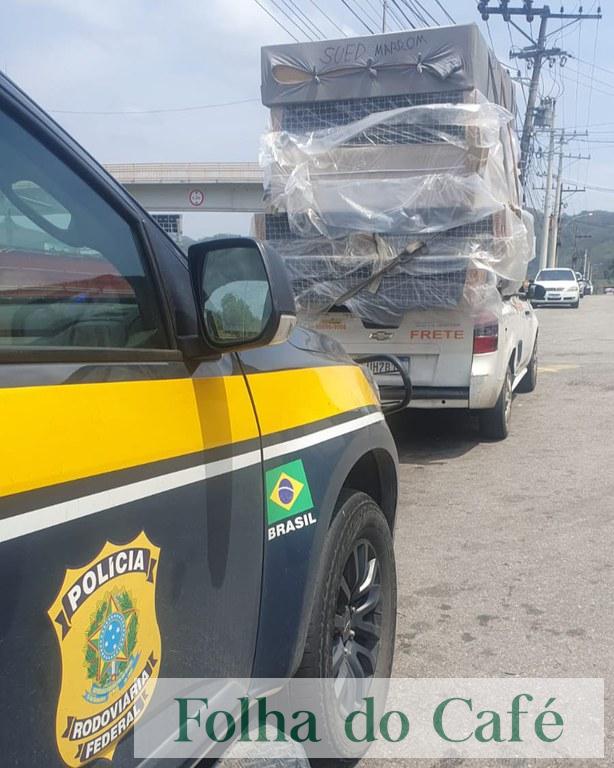 PRF intensifica fiscalização do transporte irregular de cargas na Dutra
