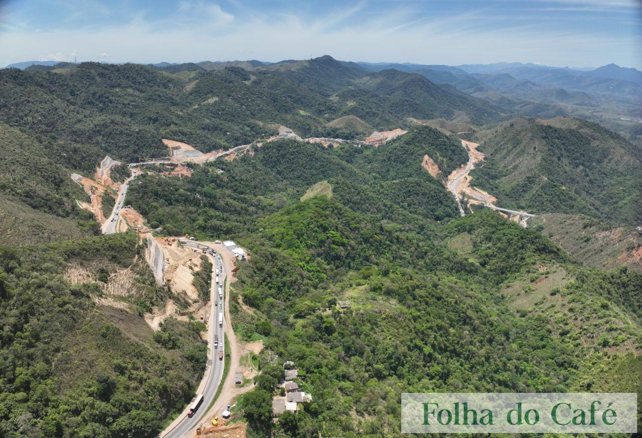 Atividades de desmontes de rochas na Serra das Araras