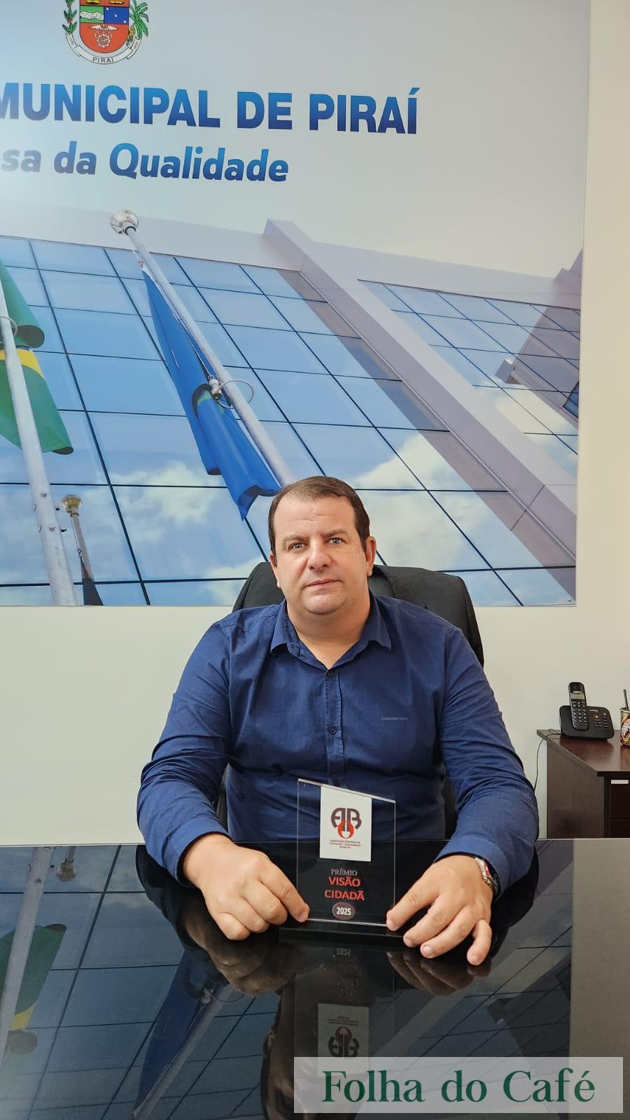 Presidente da Câmara de Piraí, Júnior Rocha, recebe prêmio Visão Cidadã