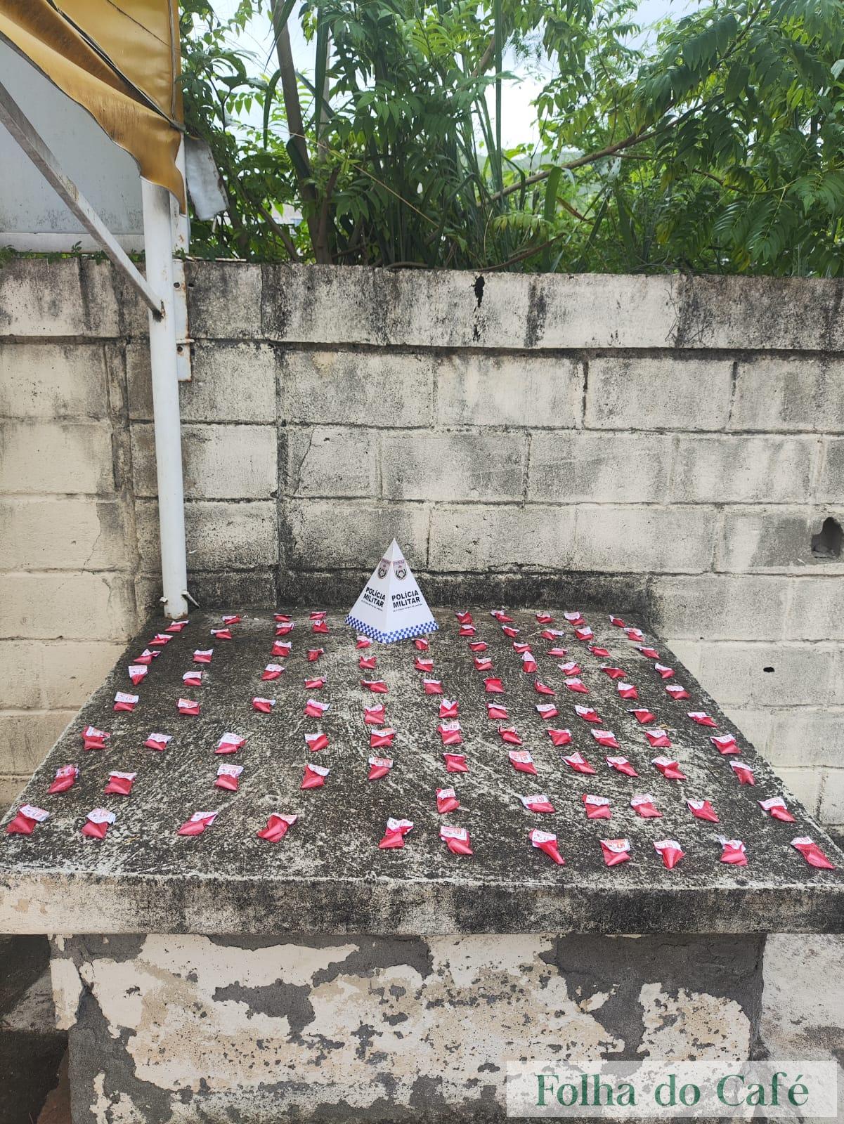 Barra do Piraí - Polícia apreende drogas em área próxima a campo no bairro Chalet