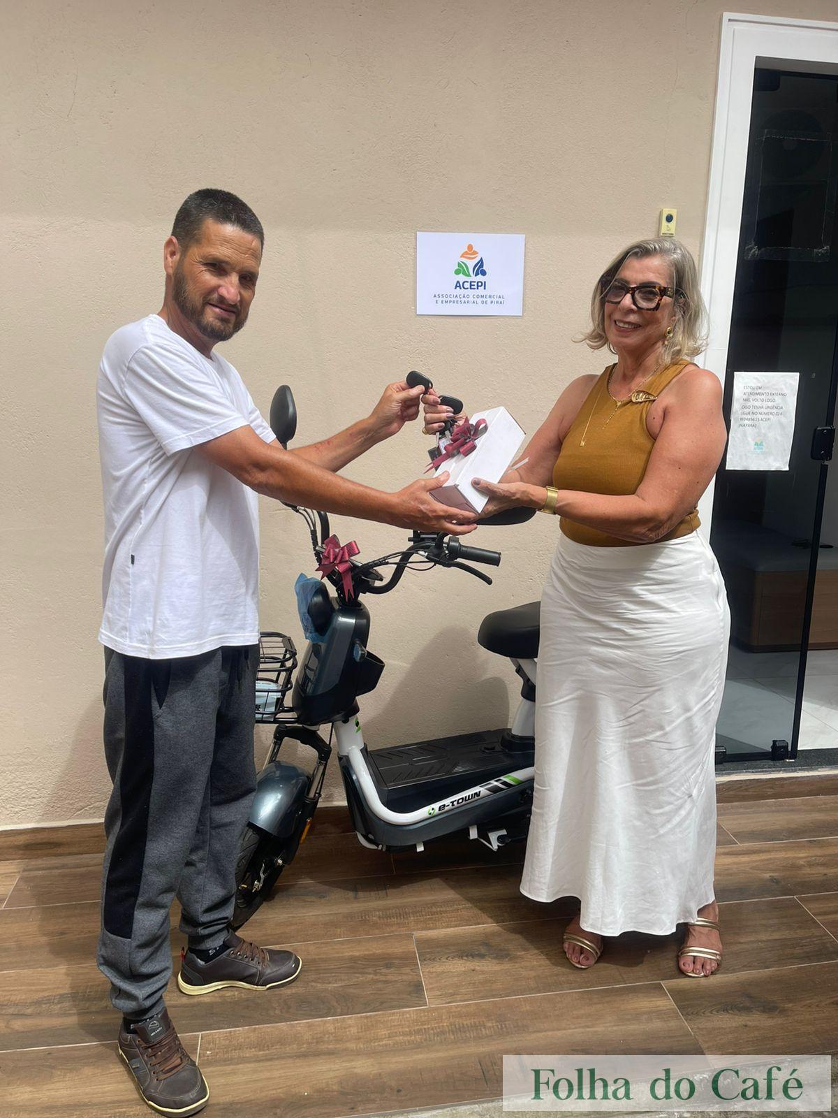 Piraí - Acepi entrega moto elétrica sorteada na campanha de Natal 2025