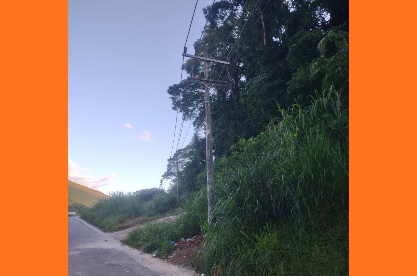 Após denúncia, postes em situação de risco no bairro Cava são aprumados pela Light em Piraí