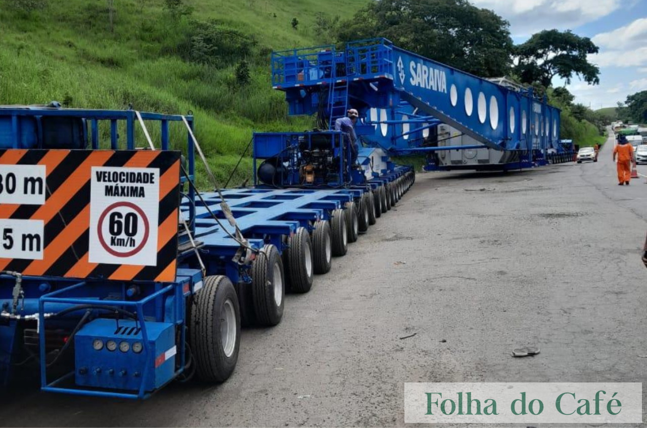 Conjunto transportador com transformador permanece parado na Dutra após chuva