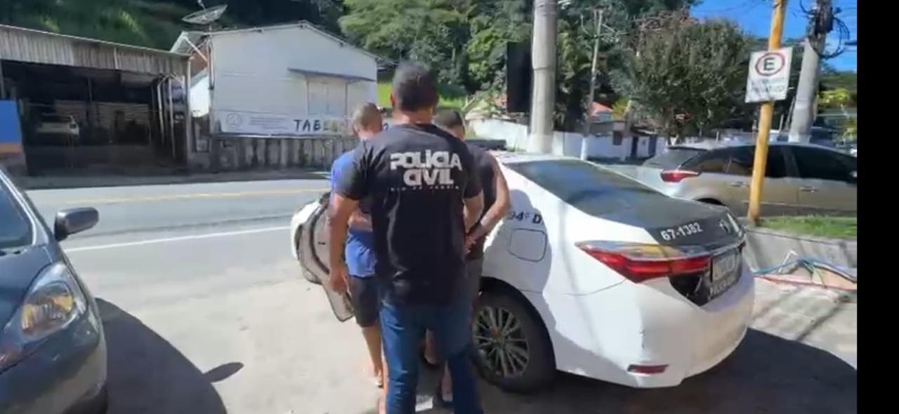 Piraí - Homens são presos por comprar arma de adolescente