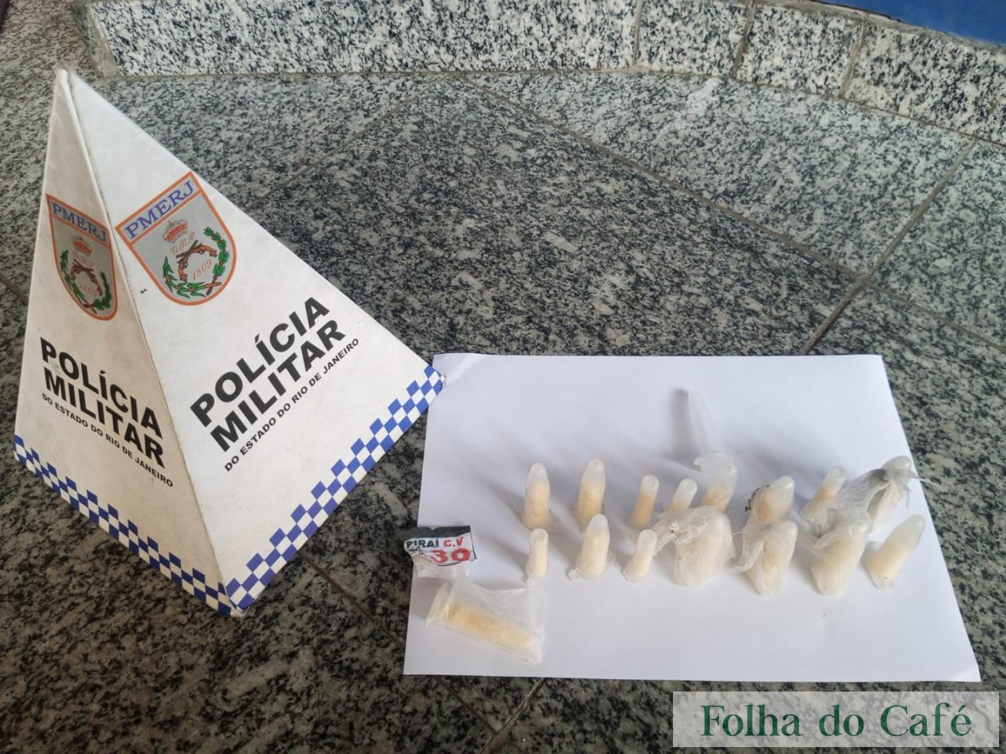 Piraí - Polícia Militar apreende drogas escondidas embaixo de carro abandonado no bairro Jaqueira