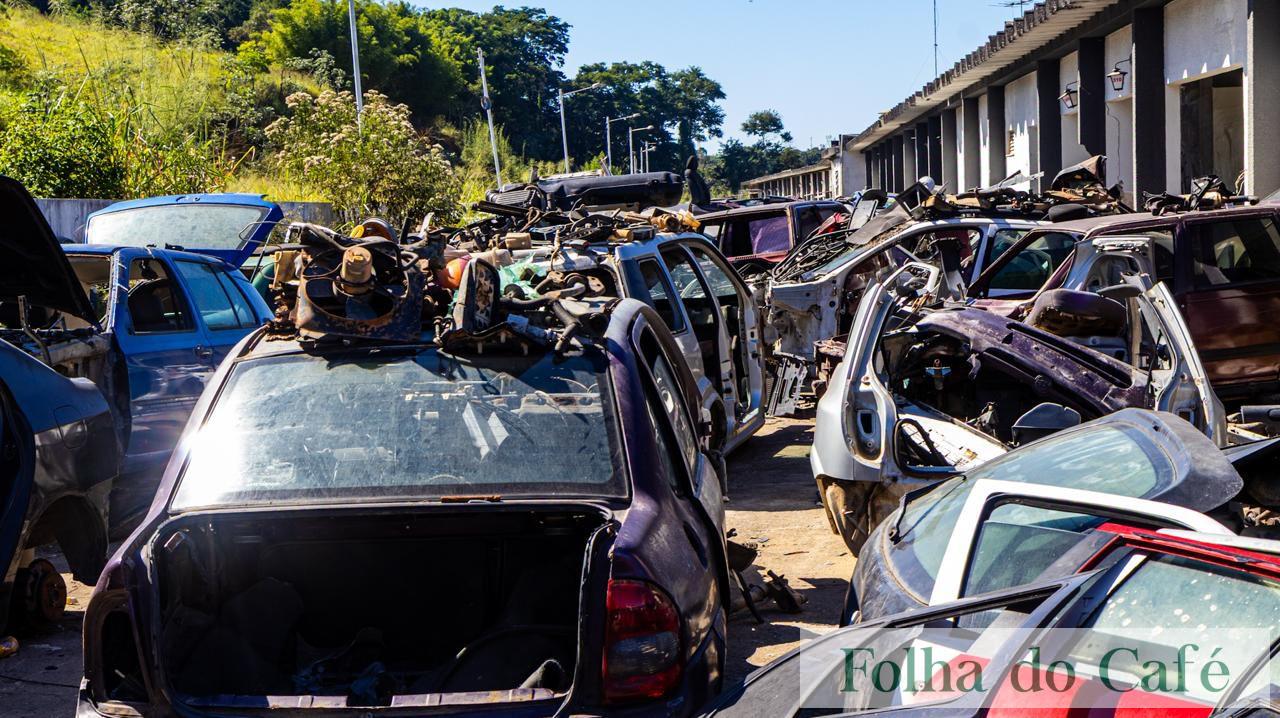 Força-tarefa do Governo do Estado encontra carro roubado em ferro-velho de Barra do Piraí