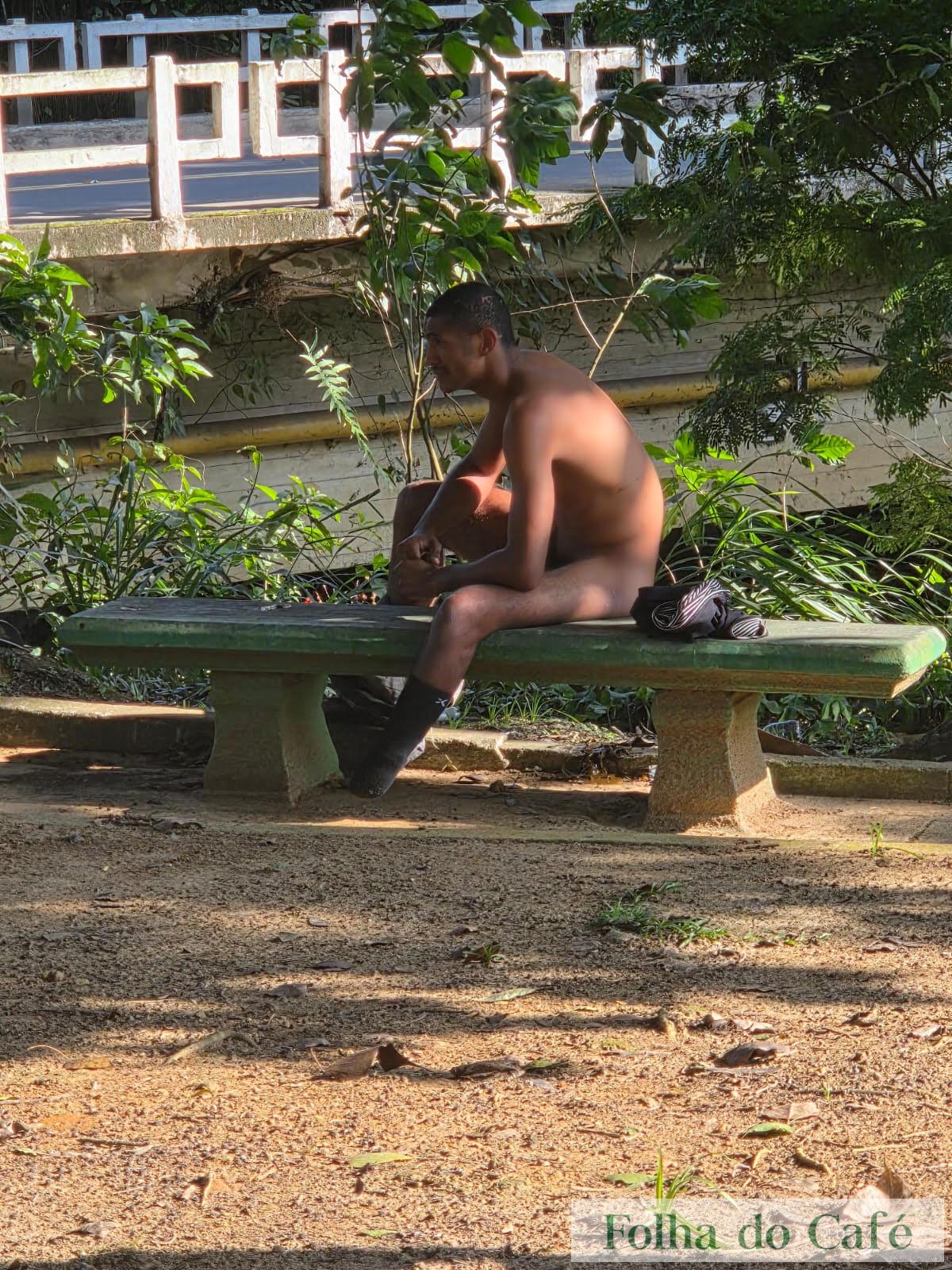 Piraí - Homem é flagrado nu na Praça das Missões