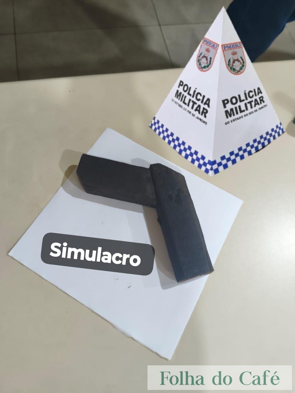 PM apreende simulacro de arma de fogo na Estrada da Fazendinha