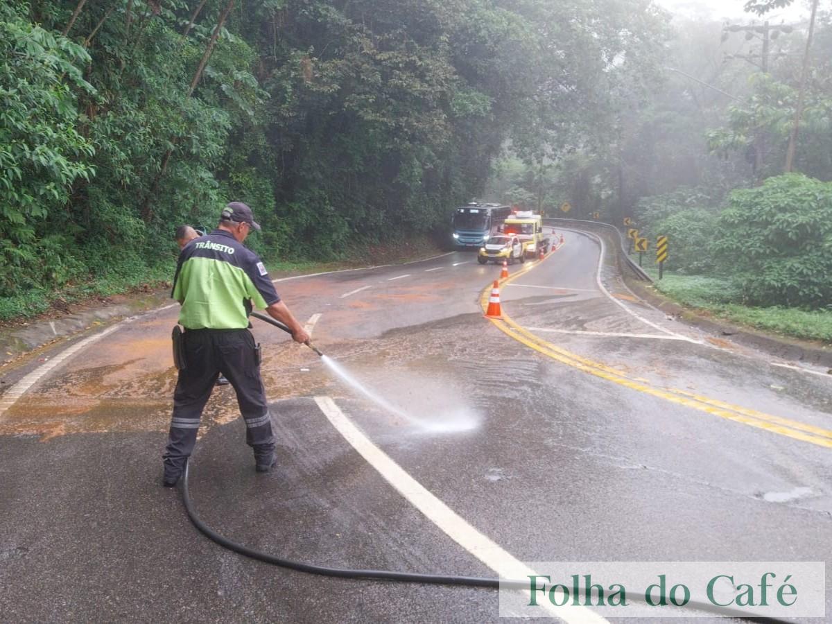 Prefeitura apoia operação após derramamento de óleo atingir trecho da Serra de Maresias/Boiçucanga