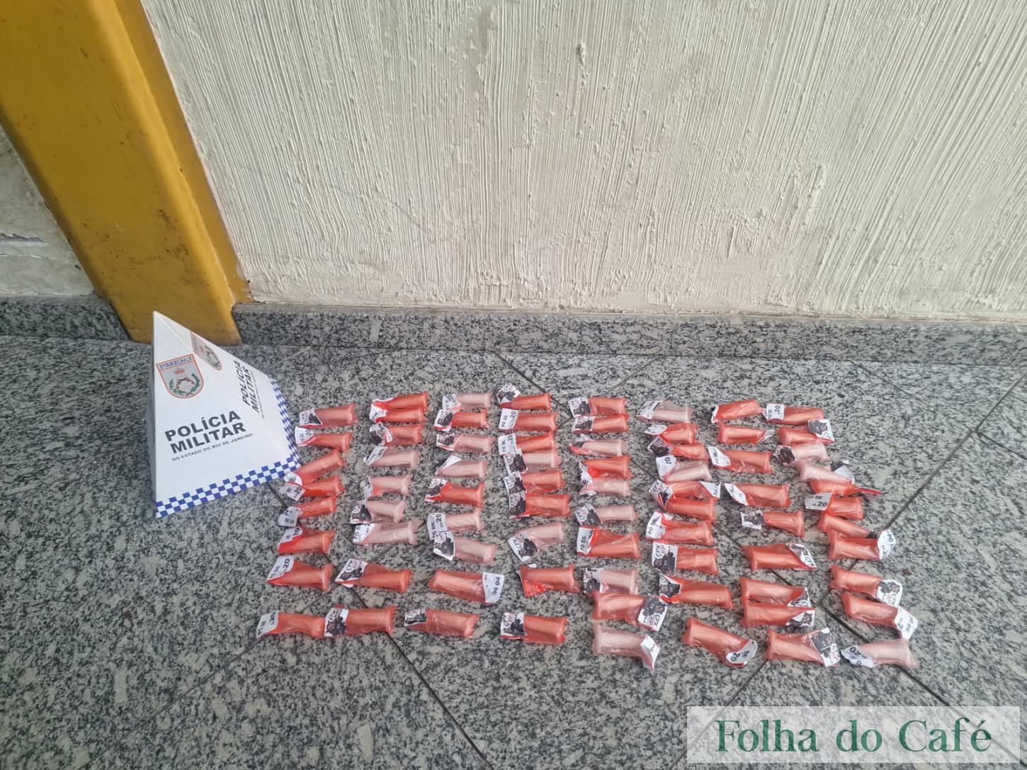 Barra do Piraí - PM apreende 75 tubos de cocaína próximo à linha férrea no bairro Roseira