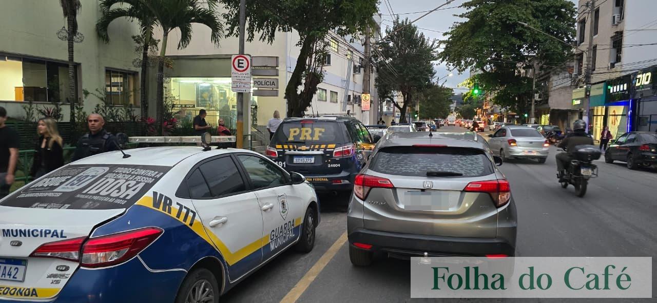 Guarda Municipal de Volta Redonda e PRF prendem motorista e apreendem carro clonado