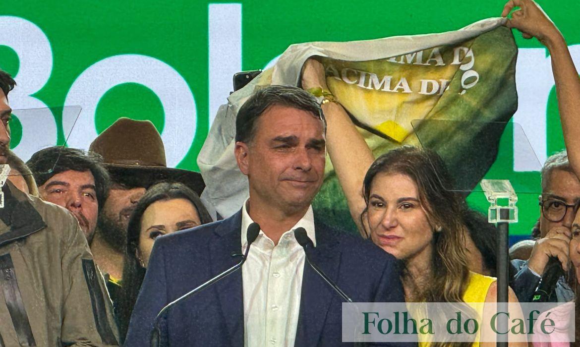 Flávio abre vantagem sobre Lula no 2º turno, aponta pesquisa PoderData/Aya