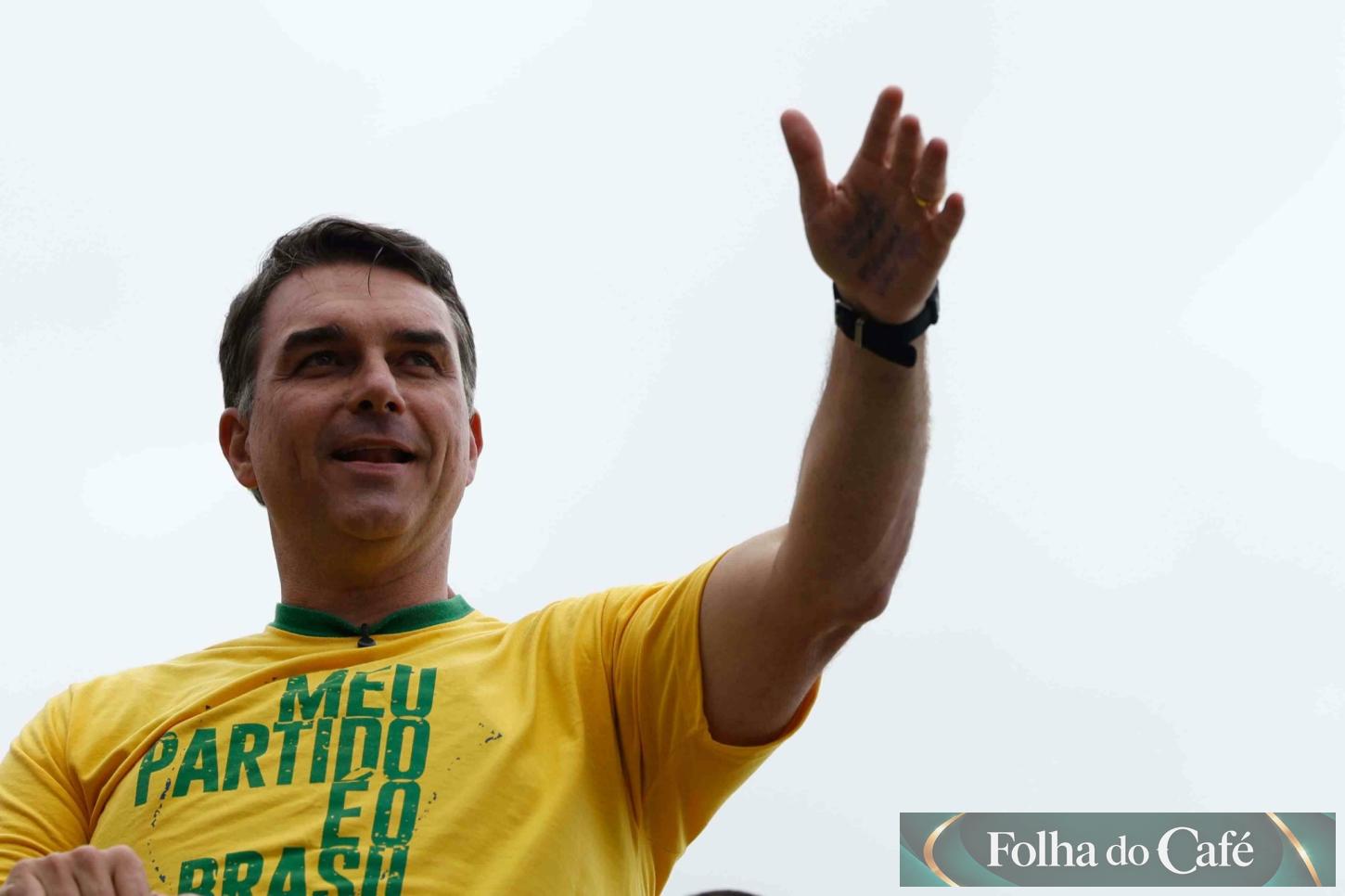 Flávio Bolsonaro lidera corrida presidencial com 52% dos votos válidos