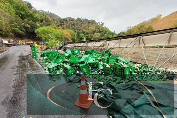 Piraí - Carreta com carga de cerveja tomba e deixa uma pessoa gravemente ferida na Via Dutra