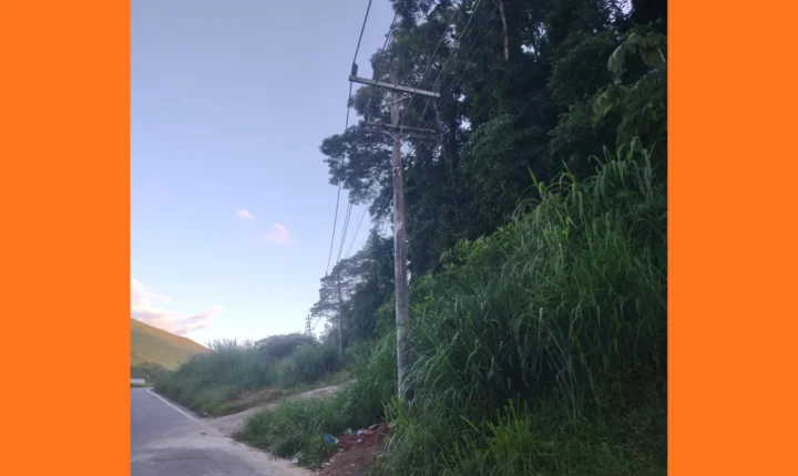 Após denúncia, postes em situação de risco no bairro Cava são aprumados pela Light em Piraí