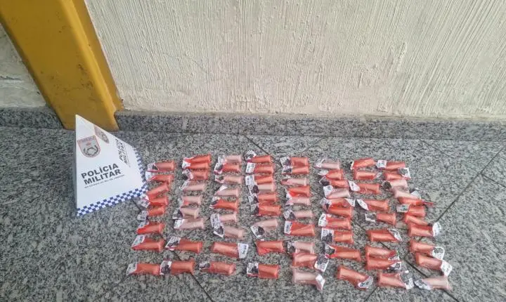 Barra do Piraí - PM apreende 75 tubos de cocaína próximo à linha férrea no bairro Roseira