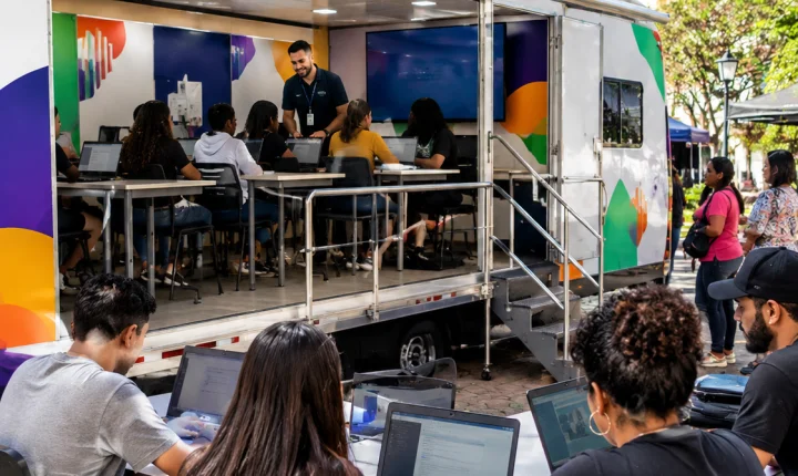 Escola-Móvel do Senac oferece cursos gratuitos de tecnologia da informação em Piraí