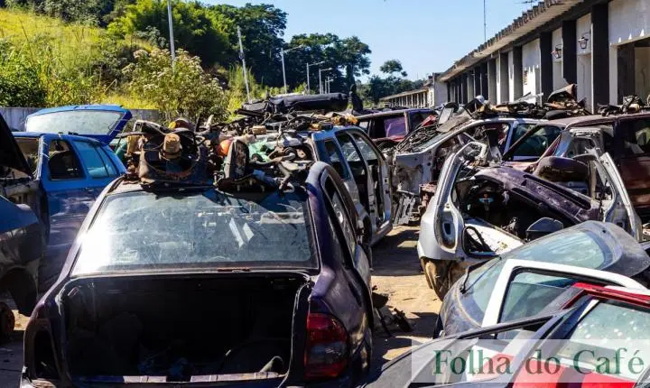 Força-tarefa do Governo do Estado encontra carro roubado em ferro-velho de Barra do Piraí