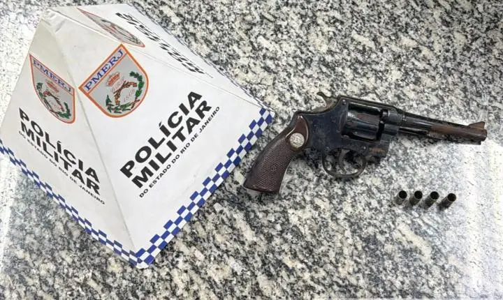 Homem é preso por ameaça e porte ilegal de arma de fogo após ocorrência em restaurante