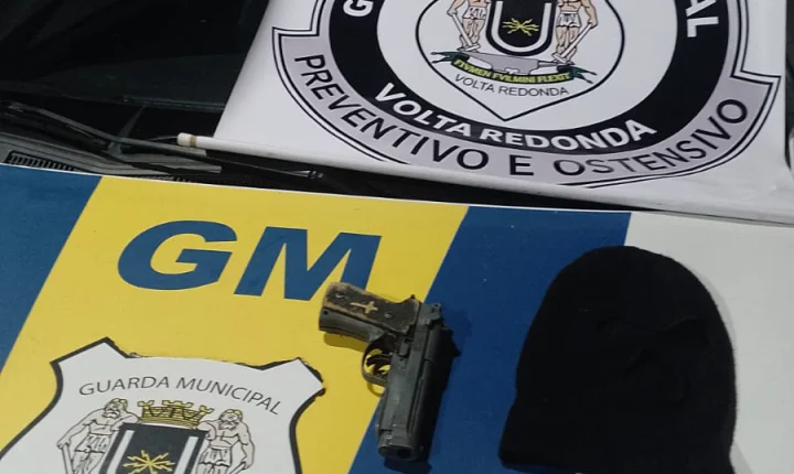 Homem embriagado e sem CNH é preso com réplica de pistola e touca ninja próximo à Guarda Municipal de Volta Redonda