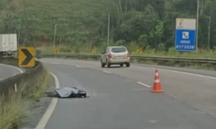 Motociclista de 58 anos morreu e passageiro ficou ferido em acidente na Via Dutra