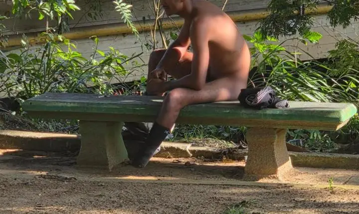 Piraí - Homem é flagrado nu na Praça das Missões