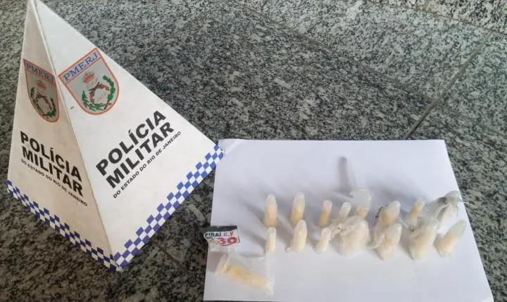 Piraí - Polícia Militar apreende drogas escondidas embaixo de carro abandonado no bairro Jaqueira