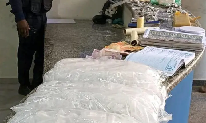 Piraí - Polícia Militar apreende mais de 2 quilos de drogas e prende suspeitos em operação no bairro Asilo