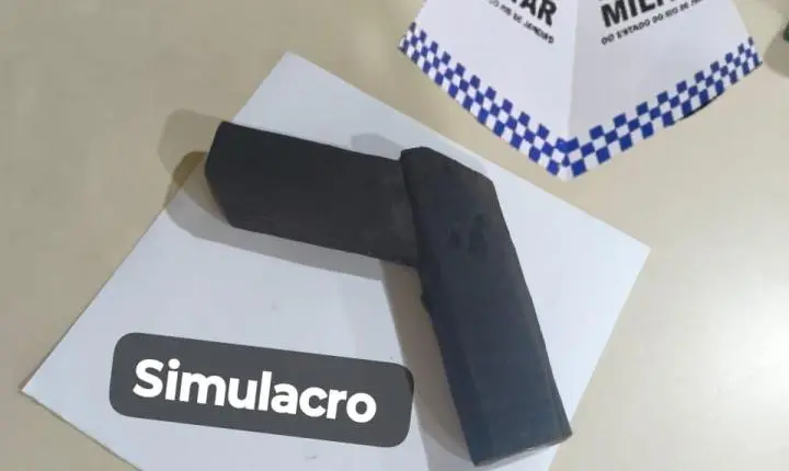 PM apreende simulacro de arma de fogo na Estrada da Fazendinha