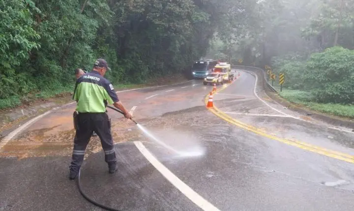 Prefeitura apoia operação após derramamento de óleo atingir trecho da Serra de Maresias/Boiçucanga