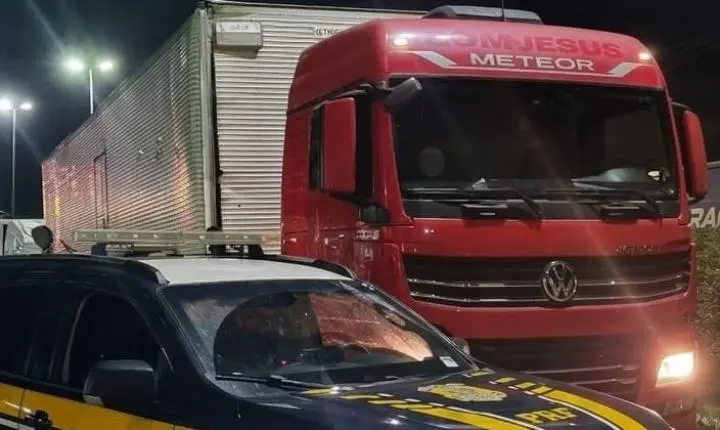 PRF apreende caminhão adulterado em Itatiaia